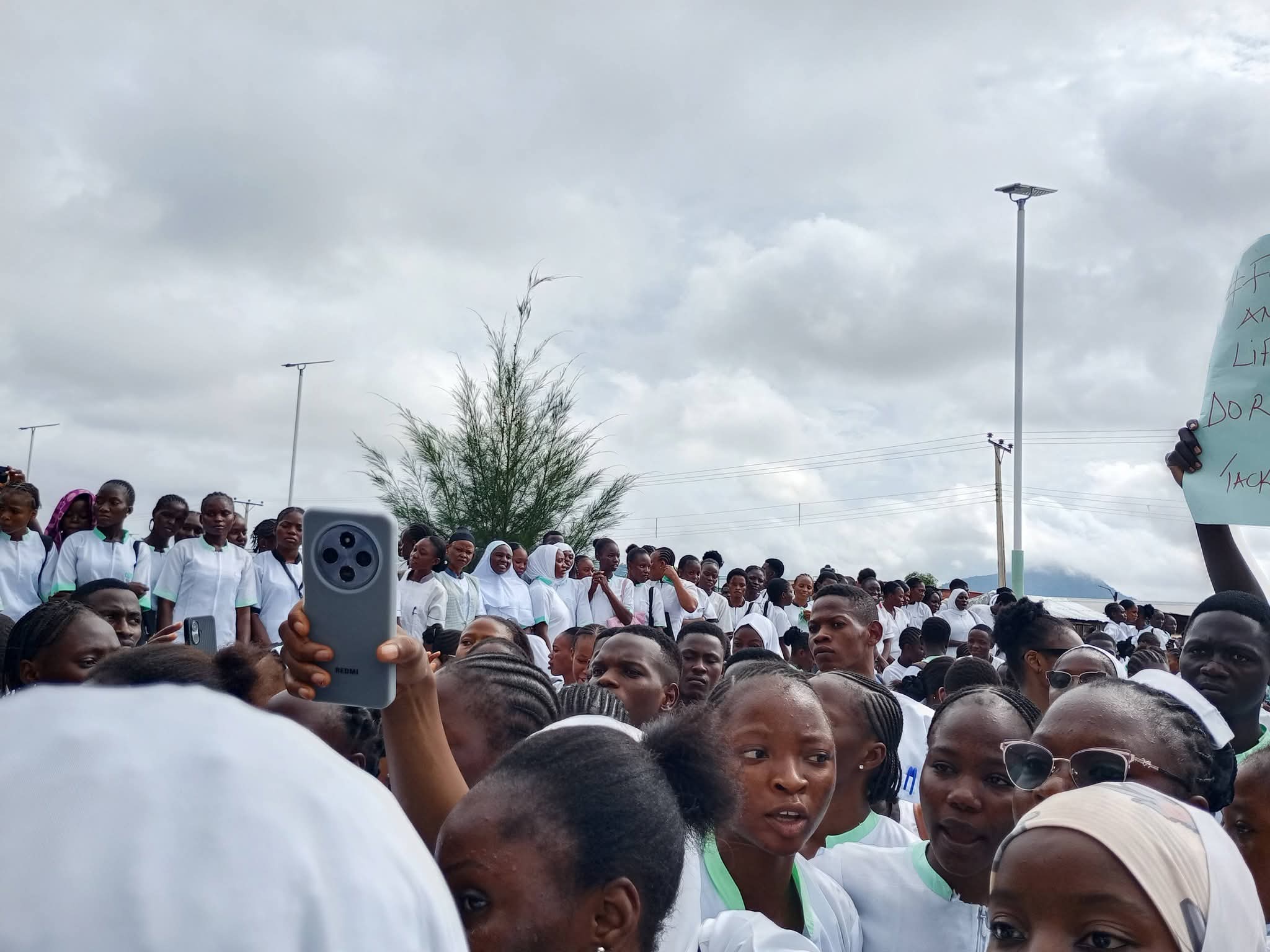 Protesta en Taraba mientras matones invaden albergue de mujeres y estudiante r@pe