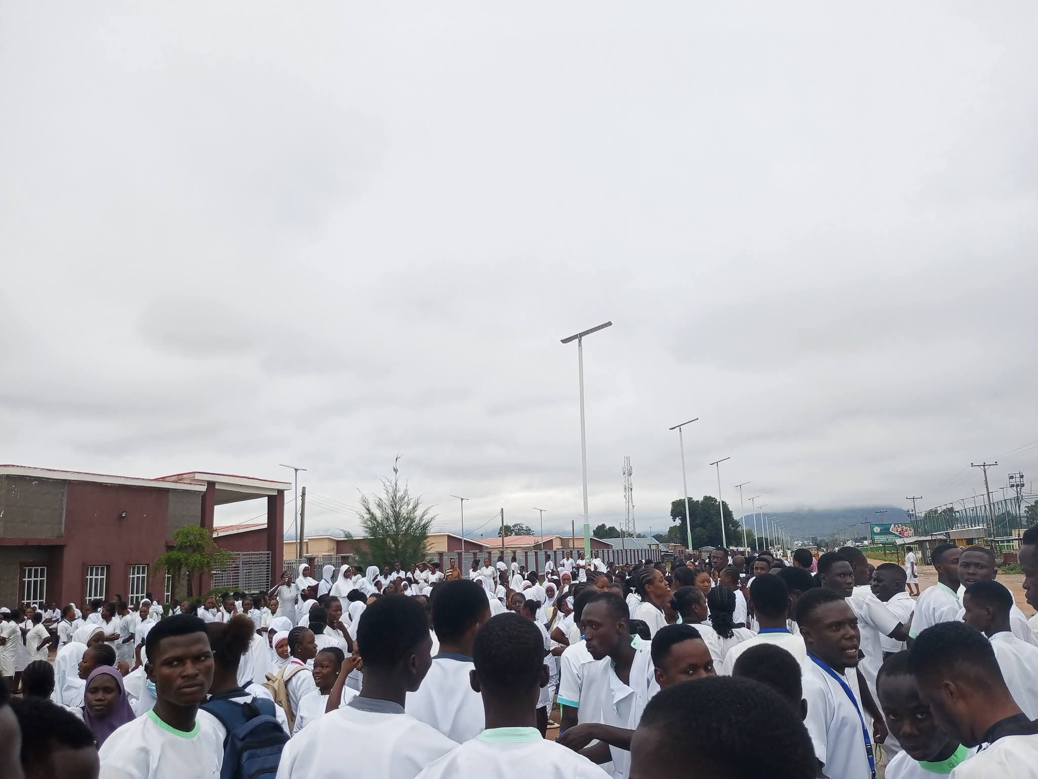 Protesta en Taraba mientras matones invaden albergue de mujeres y estudiante r@pe