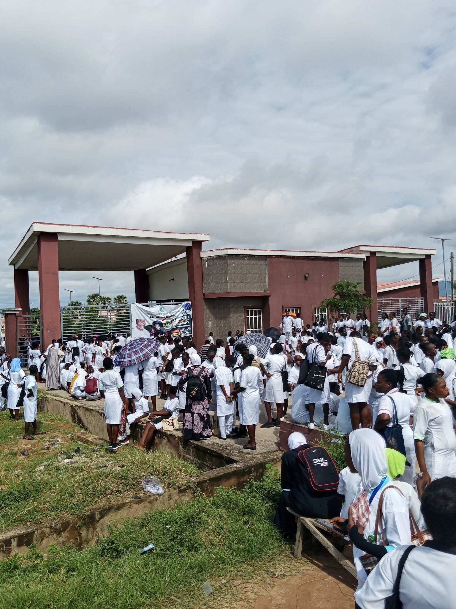 Protesta en Taraba mientras matones invaden albergue de mujeres y estudiante r@pe