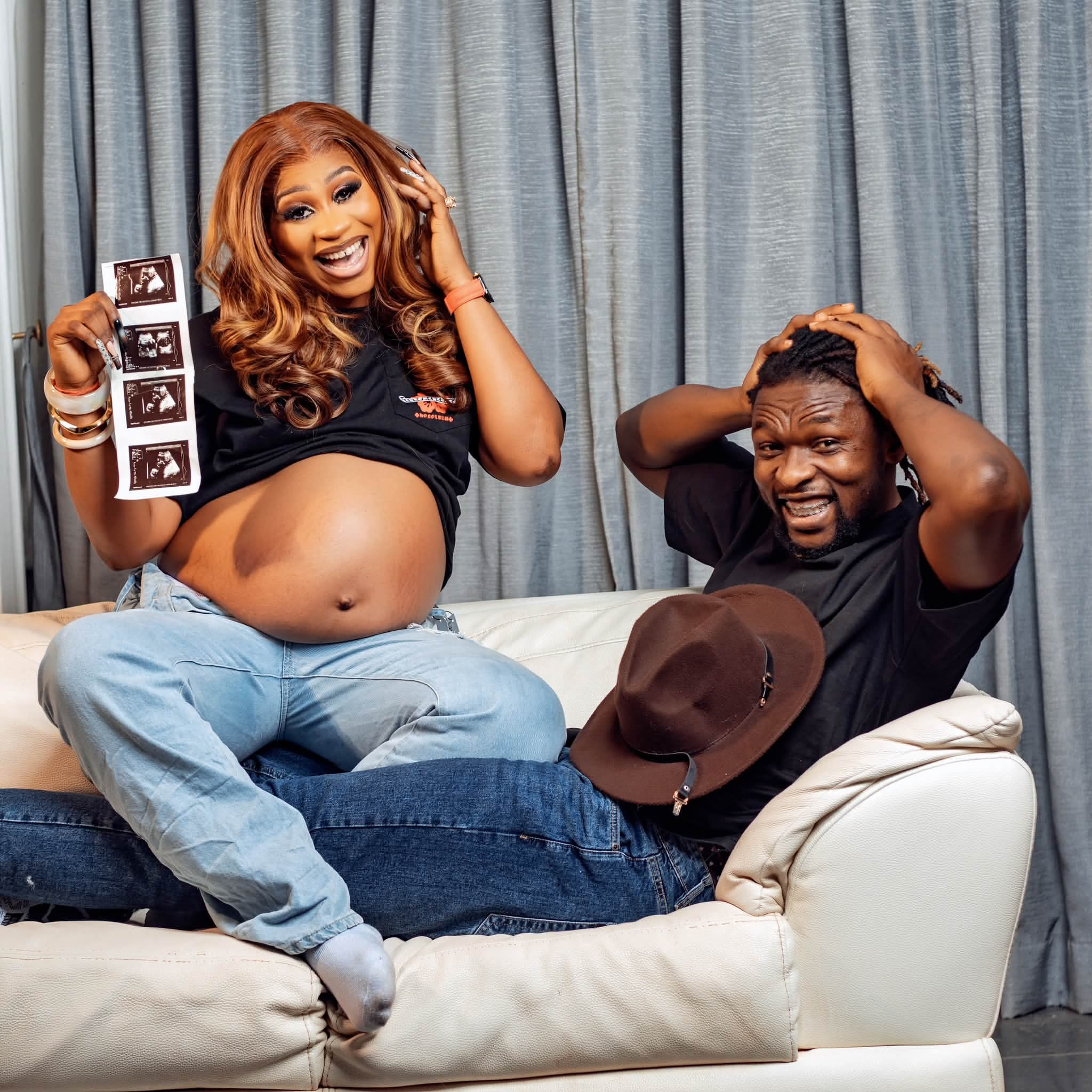 Un hombre ghanés polígamo comparte fotos de maternidad con sus dos esposas
