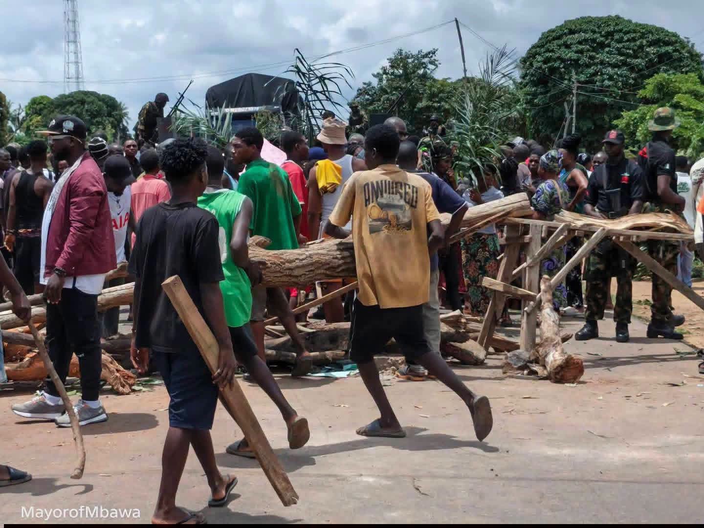 Los residentes protestan mientras hombres armados supuestamente secuestran a 18 dolientes en la comunidad de Benue