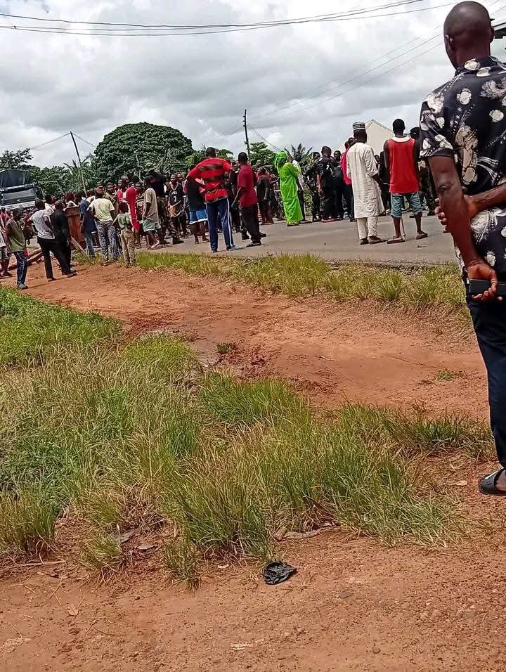Los residentes protestan mientras hombres armados supuestamente secuestran a 18 dolientes en la comunidad de Benue