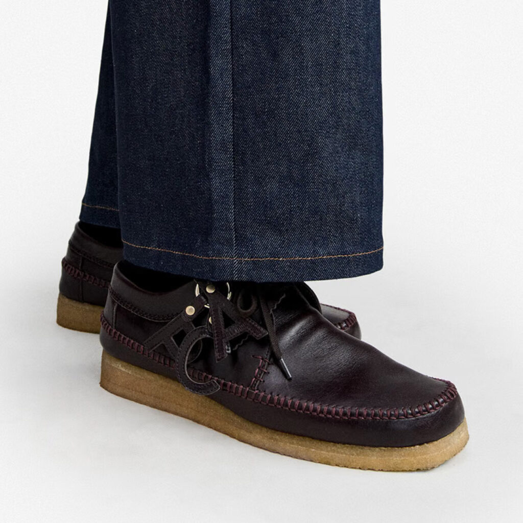 APC-reelabora-los-iconos-mas-duraderos-de-Clarks-en-gamuza.com_image_2026_09_23_A-P-C-Clarks-Originals-Desert-Boots-Weaver-Collaboration-PXCE.jpeg