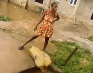 Autoridades-ambientales-de-Ogun-arrestan-a-mujer-sorprendida-arrojando-basura.webp