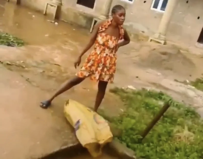 Autoridades-ambientales-de-Ogun-arrestan-a-mujer-sorprendida-arrojando-basura.webp