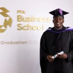 Awoniyi-celebra-obtencion-de-diploma-de-posgrado.webp