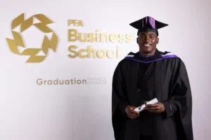 Awoniyi-celebra-obtencion-de-diploma-de-posgrado.webp