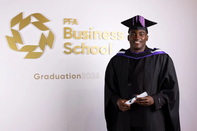 Awoniyi-celebra-obtencion-de-diploma-de-posgrado.webp