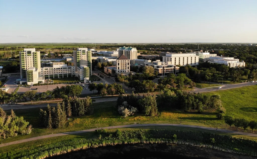 Becas-de-la-Universidad-de-Regina-los-terminos-reales-de.webp