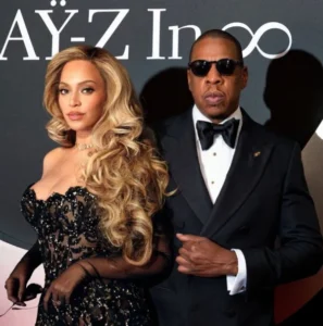 Beyonce-sorprende-en-rara-aparicion-con-Jay-Z-en-el-estreno.webp