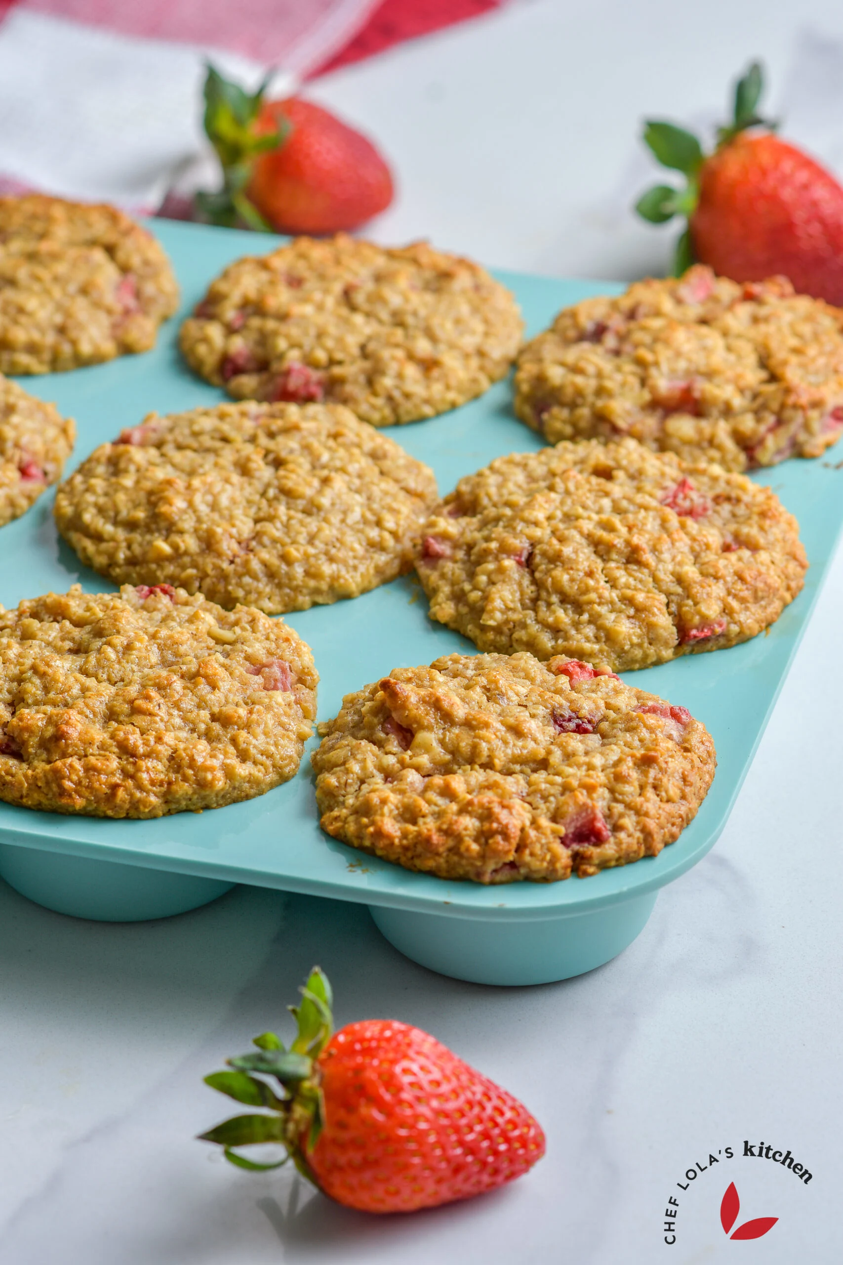 Muffin de avena y fresas perfecto para el desayuno o la merienda, con un delicioso equilibrio entre dulce y salado