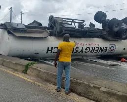 Deposito-de-combustible-con-45000-litros-cae-en-carretera-de.jpg
