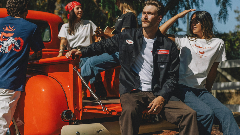 Dickies-y-Budweiser-celebran-150-anos-con-una-coleccion-inspirada.webp