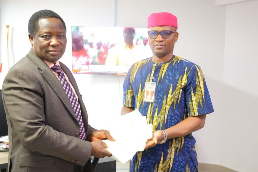 EFCC-recupera-140-millones-de-naira-de-Jacob-Esan-para.jpg