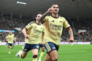 EPL-Saka-y-Bruno-anotan-mientras-el-Arsenal-supera-al.jpg