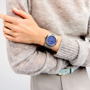 El-brazalete-ultrafino-de-38-mm-de-D1-Milano-replantea.webp