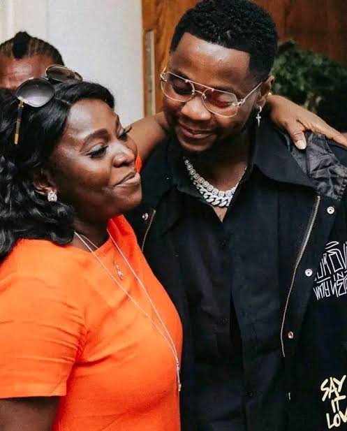 El-cantante-Kizz-Daniel-anuncia-la-muerte-de-su-madre.jpg