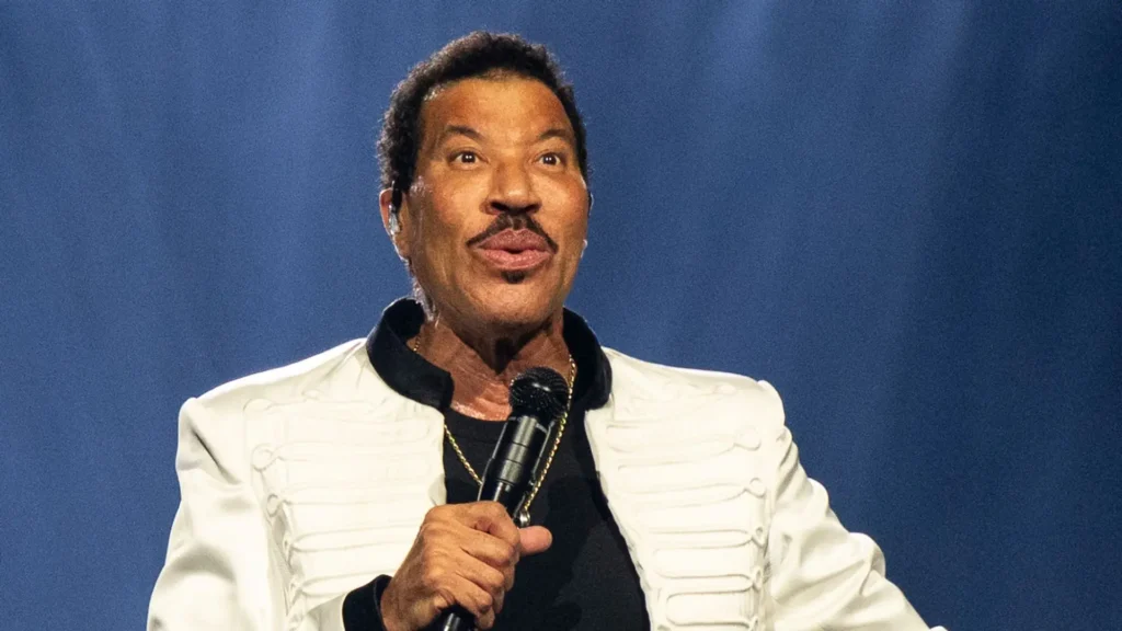 El-cantante-Lionel-Richie-hospitalizado-en-la-UCI-tras-un.webp