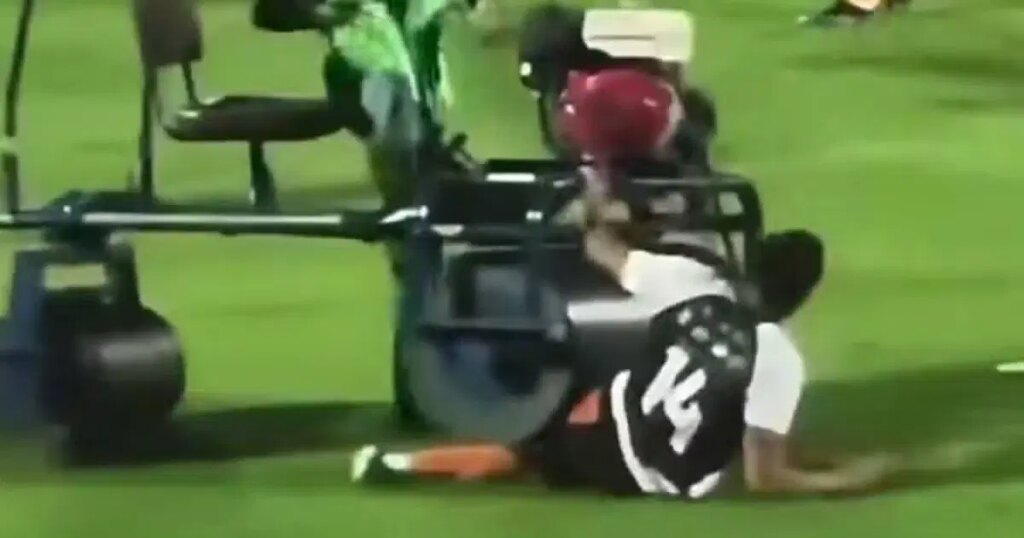 El-exdelantero-ingles-Townsend-es-golpeado-por-un-lanzador-en.jpg