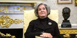 El-jefe-de-gabinete-de-Trump-dice-que-esta-libre.jpg