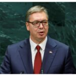 El presidente de Serbia, Vucic, dimite mientras el partido gobernante se enfrenta a una oposición respaldada por los jóvenes