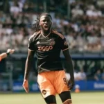 El quinto gol de la temporada de Arokodare no es suficiente en la derrota del Ajax ante el PSV