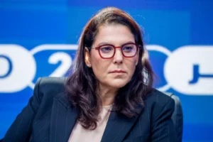 Fatima-Ezzahra-El-Mansouri-se-convierte-en-la-primera-mujer.webp