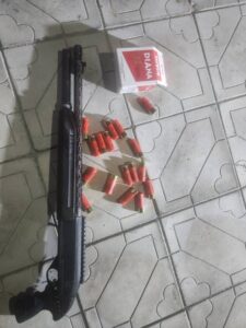 Gunrunner-se-hace-pasar-por-un-medico-nativo-atrapado-en.jpeg