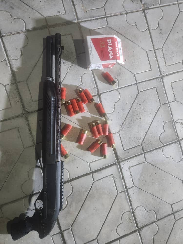 Gunrunner-se-hace-pasar-por-un-medico-nativo-atrapado-en.jpeg