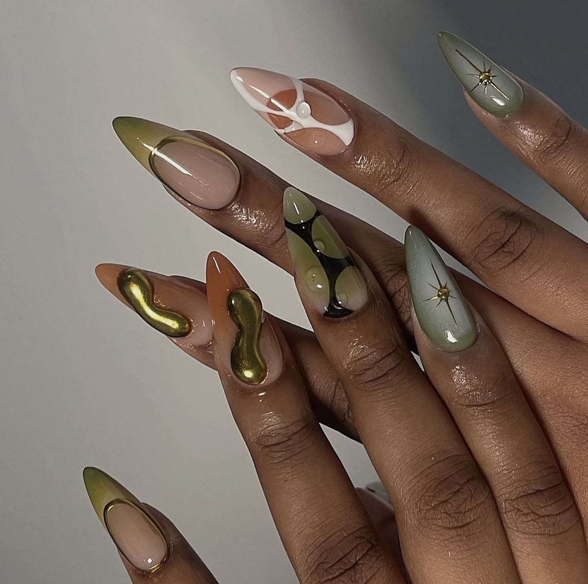 Diseños de uñas verdes otoñales.