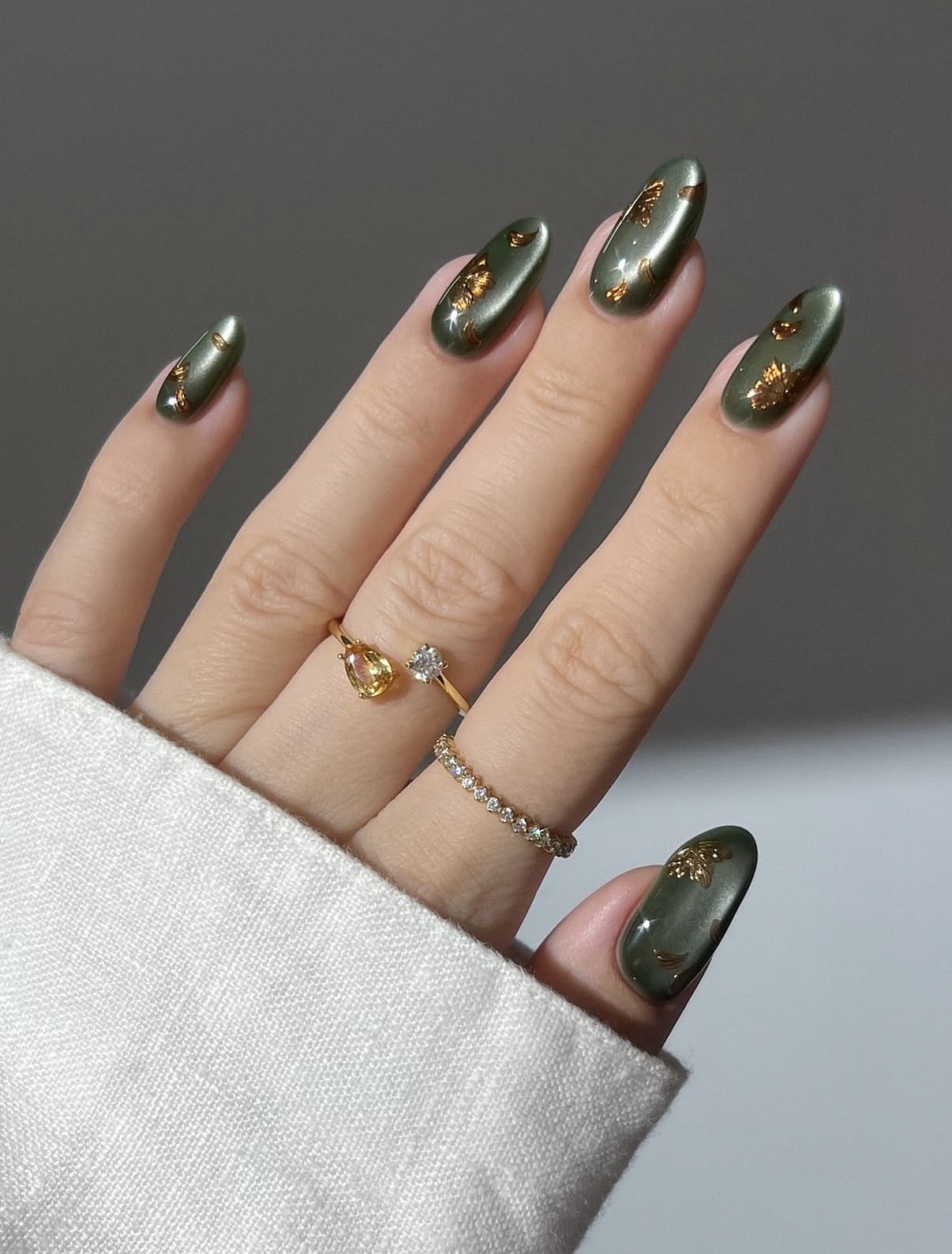 Diseños de uñas verdes otoñales.