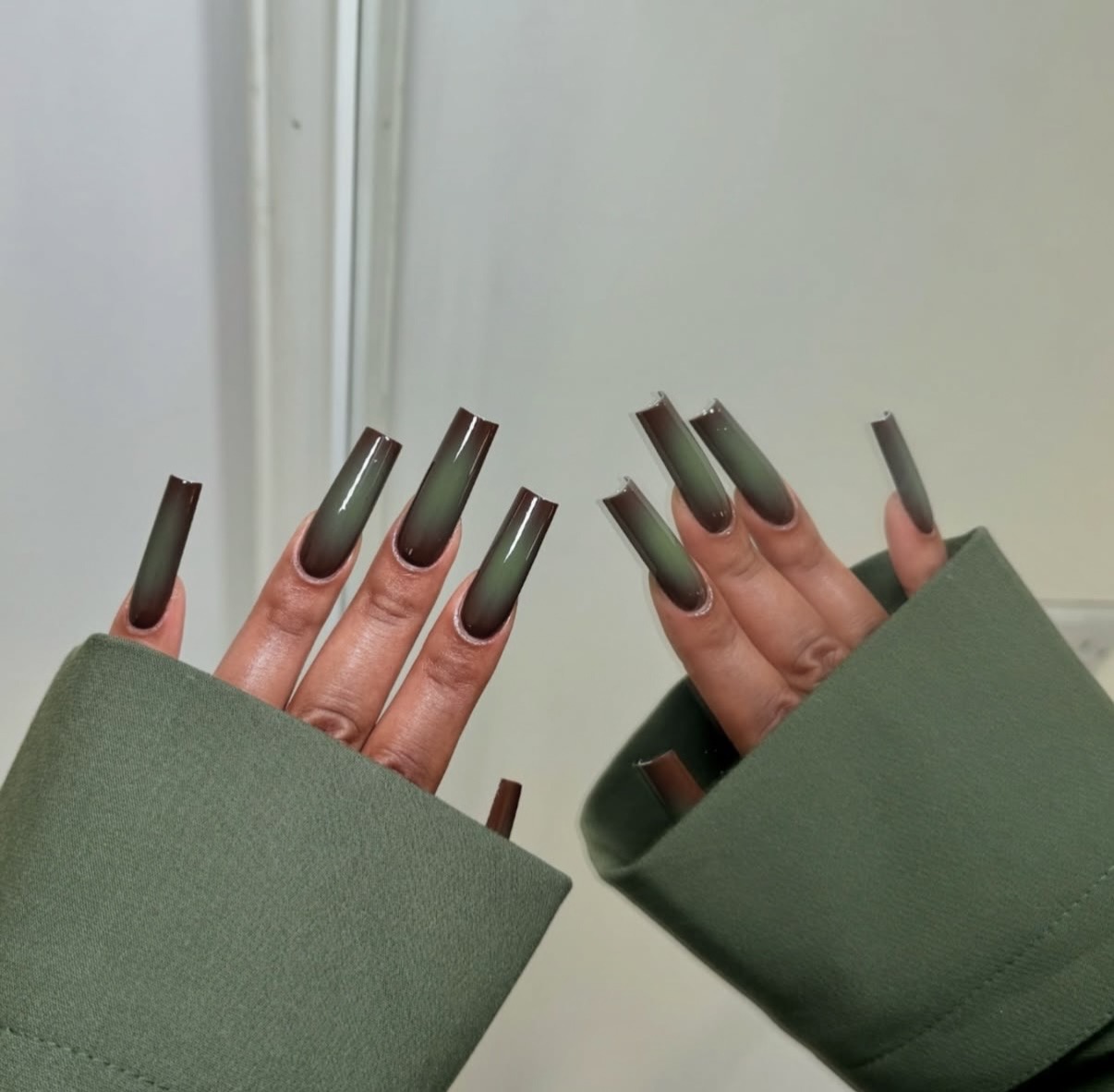 Diseños de uñas verdes otoñales.
