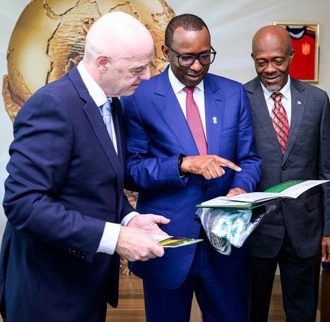 Infantino-emocionado-por-asociarse-con-Nigeria-en-nuevos-caminos-en.jpeg