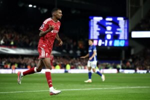 Isak-despide-al-Liverpool-para-su-primera-victoria-con-Iraola.jpg