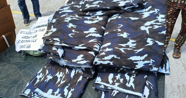 La-aduana-intercepta-uniformes-de-policia-armas-y-otros-bienes.jpg