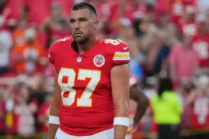 La-estrella-de-la-NFL-Travis-Kelce-es-nombrada-victima.webp