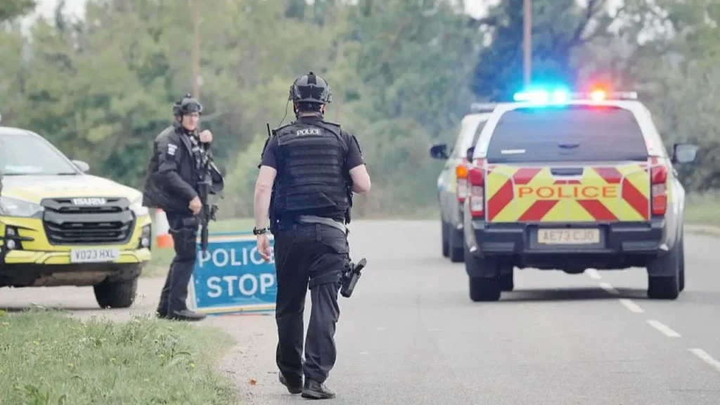 La-policia-del-Reino-Unido-arresta-a-cinco-hombres-bajo.webp