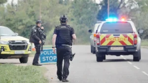 La-policia-del-Reino-Unido-arresta-a-cinco-hombres-bajo.webp