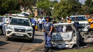 La-policia-sudafricana-persigue-a-los-sospechosos-despues-de-que.jpg