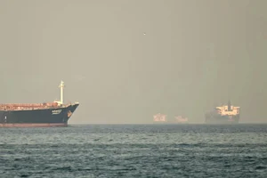 Los-apagones-en-Ormuz-se-prolongaran-hasta-2027-advierten-los.webp