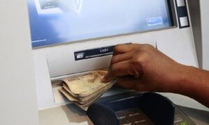 Los-cajeros-automaticos-y-los-pagos-moviles-pueden-aumentar-la.jpg