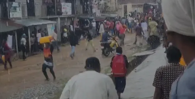 Los-residentes-de-Osogbo-saquean-una-tienda-de-alimentos-despues.webp