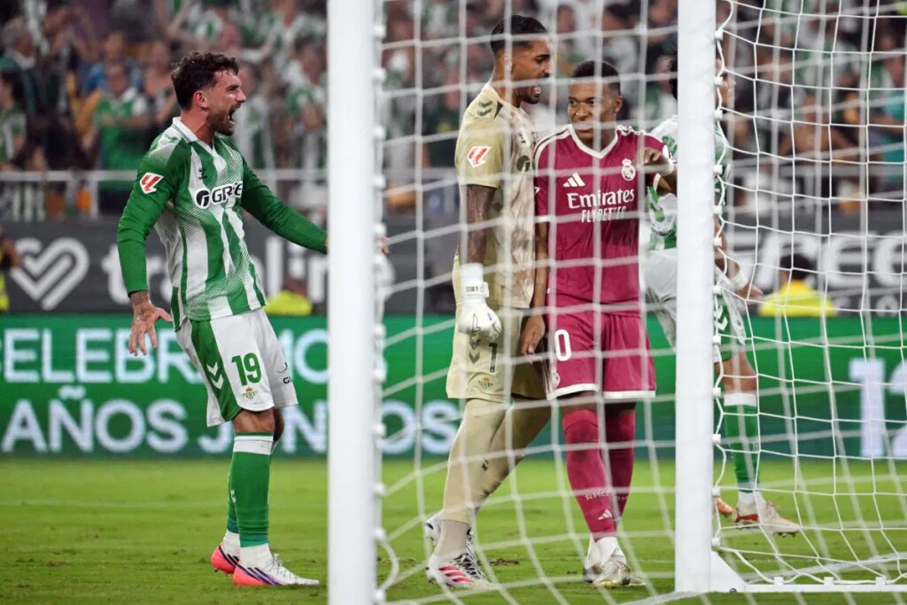 Mbappe-falla-penalti-y-Parrott-vence-al-Betis-para-el.jpg