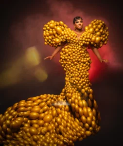 Me-estoy-endeudando-Eniola-Ajao-ruega-a-los-nigerianos-que.webp