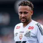 Neymar salta al campo del Santos tras susto por lesión