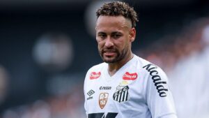 Neymar-salta-al-campo-del-Santos-tras-susto-por-lesion.jpg