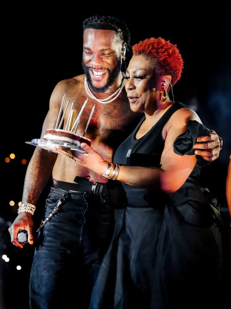Normalmente-tomo-su-telefono-–-La-mama-de-Burna-Boy.webp