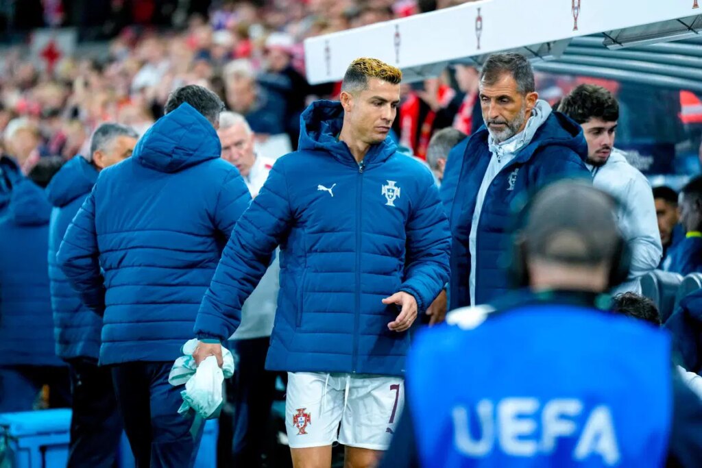 Ronaldo-permanece-en-el-banquillo-mientras-Ramos-lleva-a-Portugal.jpg