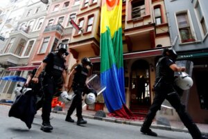 La-policia-turca-allana-bares-gay-y-hogares-LGBTQ-mientras.jpg