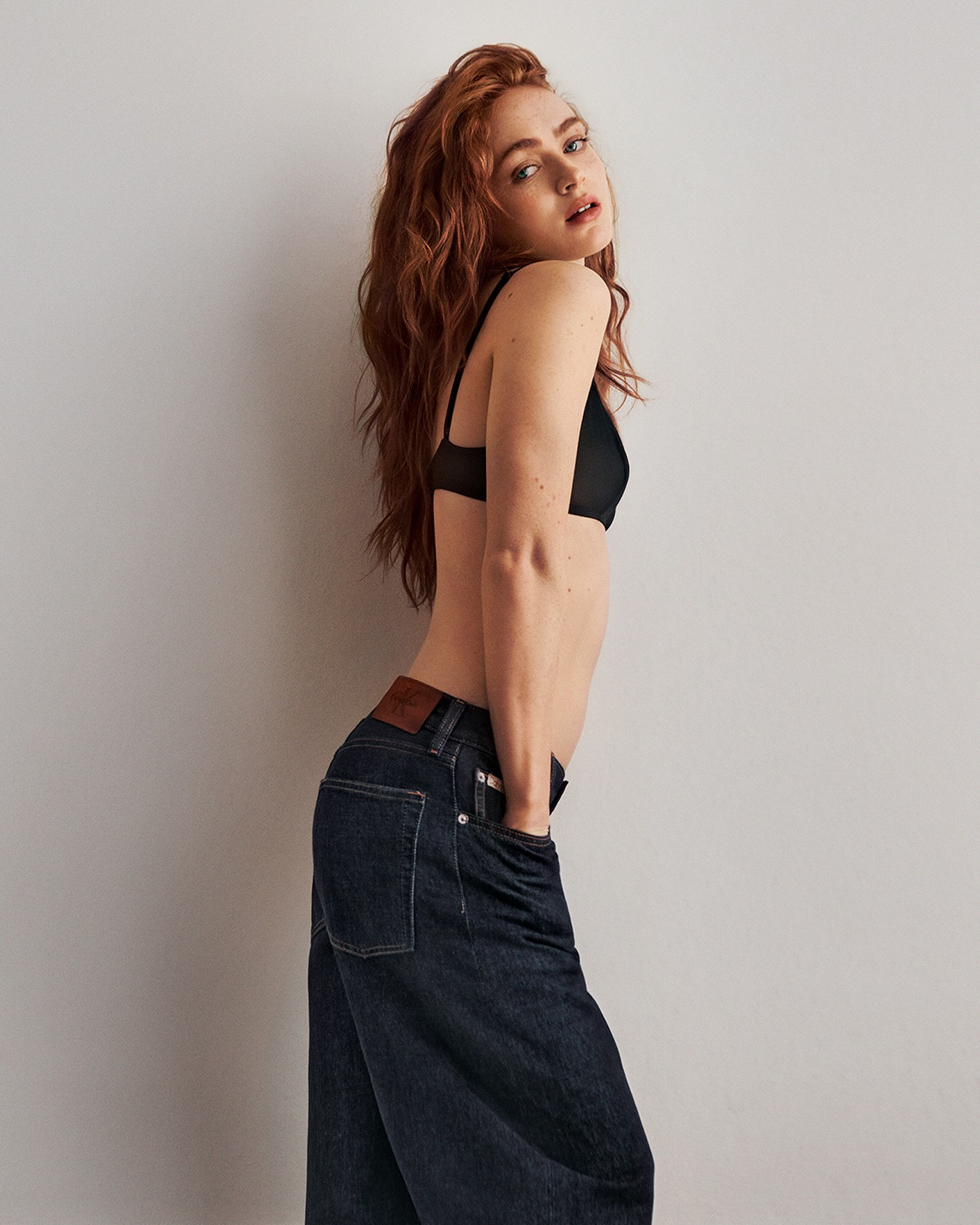 campaña-estilo-rave-denim-de-sadie-sink-calvin-klein
